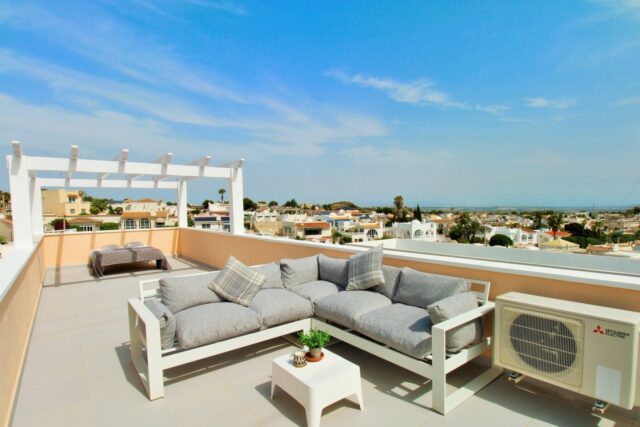 Bungalow z solarium na dachu i widokiem na morze w Villamartin