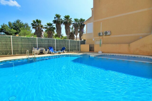 Dom szeregowy w Villamartin z dużym solarium na dachu i garażem